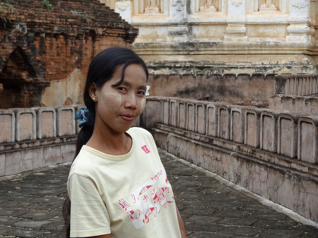 この人、写真を撮ってくれたり<br />男である私にタナカを塗ってくれたり<br />いろいろ世話を焼いてきます。<br />チップが欲しいというわけでもなく<br />（でも少しはあげてくださいいい人ですから）<br />お土産の押し売りをするわけでもなく<br />観光客と話して楽しんでいるようでした。<br />翌日１人できてゆっくり話してみたら<br />なぜか日本人が大好きのようでした。<br />「でも今は中国人が多いの。」<br />なんてちょっと苦手にしていたようです。<br />他の方のブログに写真が載っていたので<br />翌日渡したらとても喜んでもらえました。