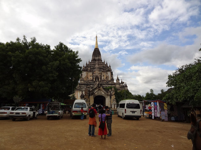 ゴドーパリィン寺院です。<br />着いたときからずっとまとわりついて来る女の子がいました。