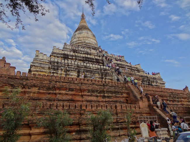 本日の最後は夕日を見る為に<br />シェーサンドパヤーに上ります。<br />もう観光客がいっぱい上っています。