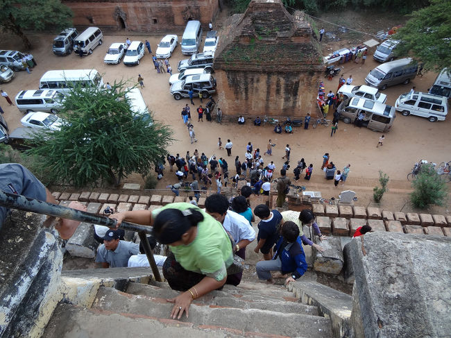 ここ片側にしか手摺がついていない。<br />そこを上る人と下りる人が一緒になって<br />上り下りします。<br />非常に危険。<br />それに手摺の強度も信用できなそう。