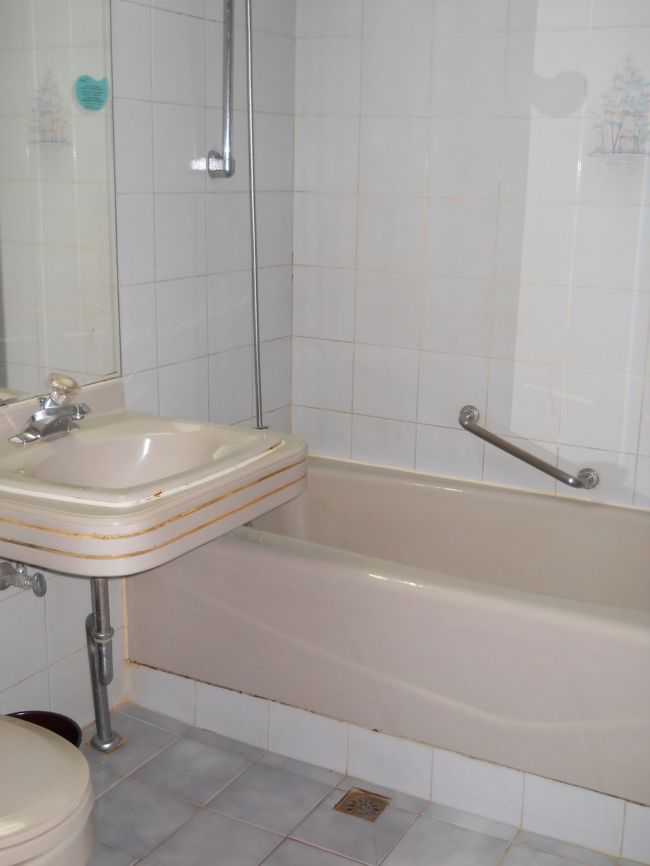 今回は眠らない街「東大門ホテル」に宿泊。<br /><br />エクスペディアで予約するが円高で現地申し込みの方が安かった。<br /><br />ダブル1泊7000ウォンだったのに、エクスペディアには2泊で12000円強！！<br /><br />今後の参考に。<br /><br />ホテルは古いがバスタブあり。<br /><br />地下鉄4号線7番出口の前、空港バスからも徒歩5分以内と立地はいい。<br /><br />フロントは日本語でＯＫだし、1階にセブンイレブンとロッテリアがあって便利。<br /><br /><br />