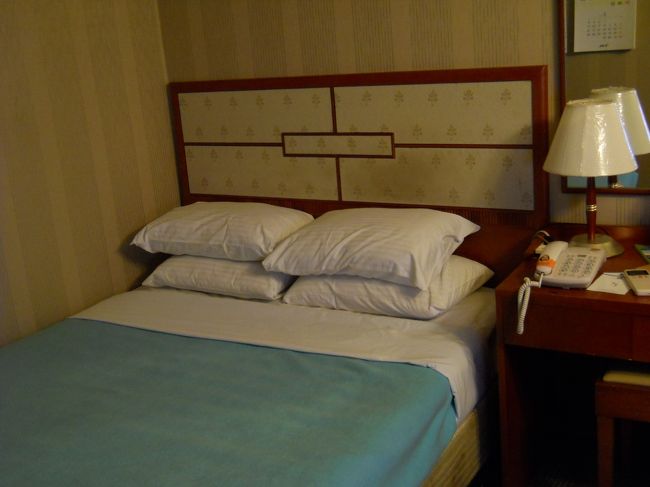 照明が暗いとのクチコミだったけど、そうでもないかな・・<br /><br />でも古いから、ホテルライフってわけにはいかない。<br /><br />そんな人にはおススメしないけど、料金と日本語が通じるフロントとバスタブ、立地を考えればまた利用してもいいかな。