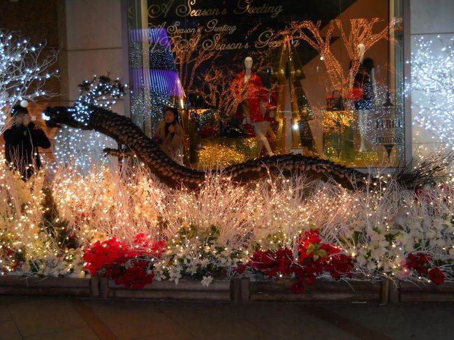 とりあえず買い物でロッテデパートに。<br /><br />先月と違って干支の辰のデコレーション。