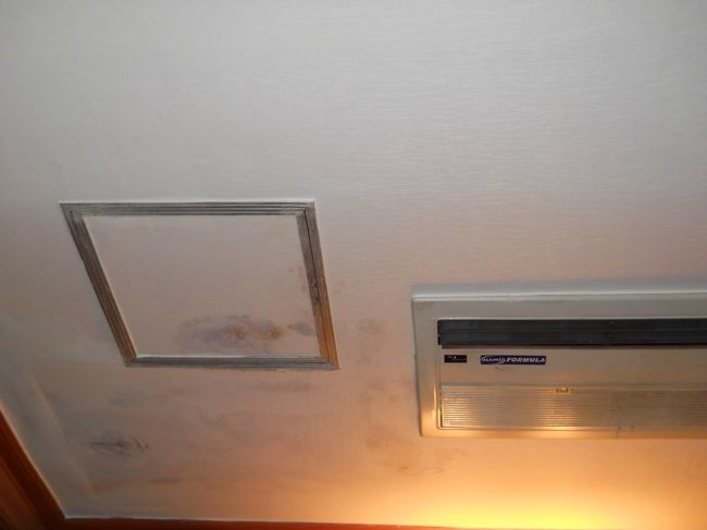 天井は低くて古さが目立つ。<br /><br />