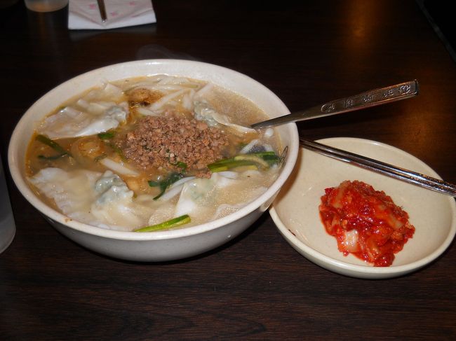 歩いて明洞へ、明洞餃子でカルグクス（8000ウォン）で夕食。<br /><br />なんか食べた気がしないなぁ・・<br /><br />