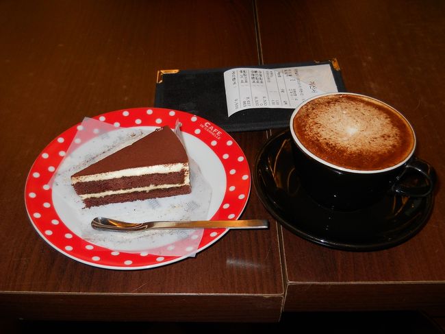 東大門で買い物の合間にカフェとやらでお茶。<br /><br />ティラミスケーキ4000ウォン、カプチーノ5000ウォン。<br /><br />3階は個室になっているが一人では利用不可で仕方なく2階で。
