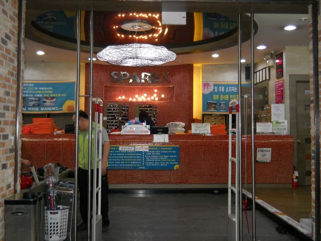 日本のスーパー銭湯と同じようなカウンター。<br /><br />浴室の広さや種類からしてここはいい！<br /><br />日本語は全く通じないけどね。