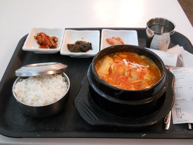 帰国日、仁川空港でここんとこ毎回ランチ。<br /><br />今日は豆腐ときのこのチゲ：8500ウォンで、ごちそうさま。<br /><br />