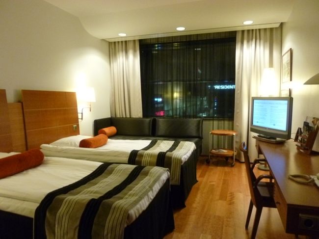 529号室。ベッド2つに、窓際にはソファーまであり広々しています。とっても快適な空間。