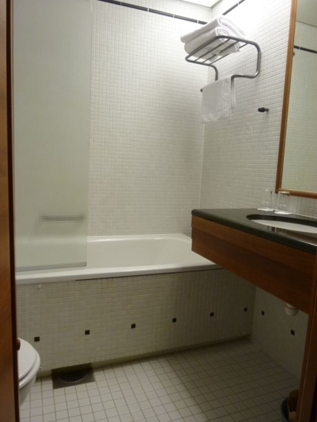 浴槽あり。LUXのシャンプー兼シャワーソープのみついてました。