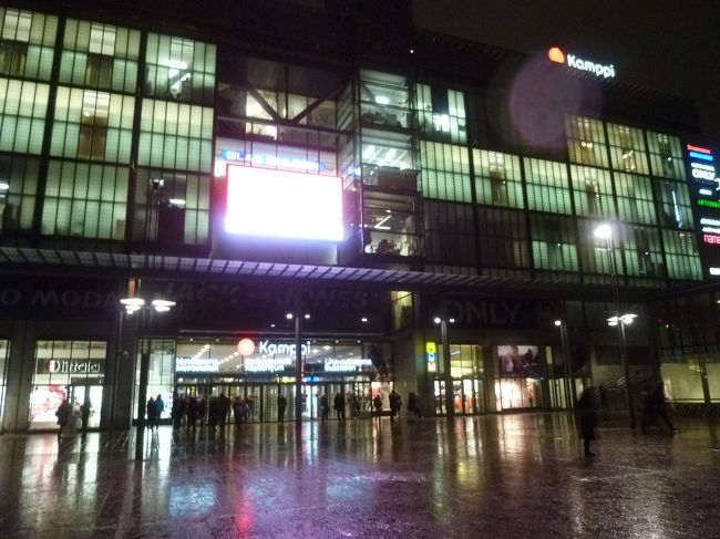 ホテルのエレベーターでB2まで降りると、外に出ずに隣のカンピ・ショッピングセンターへ行くことができます。寒い冬には、とっても便利です。