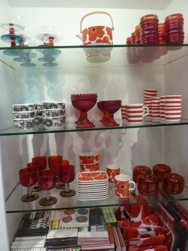 カンピ・ショッピングセンター内のマリメッコを下見。<br />妹がほしがっていたウニッコ柄のティーポットがあったので、後で買うことに。