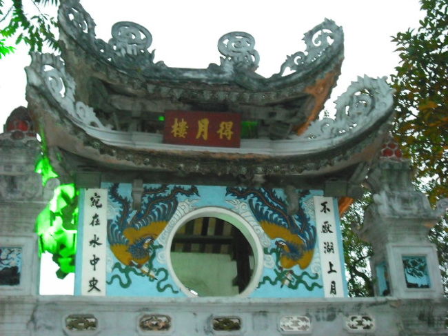 ハノイ市内にあるホアンキエム湖公園の神社