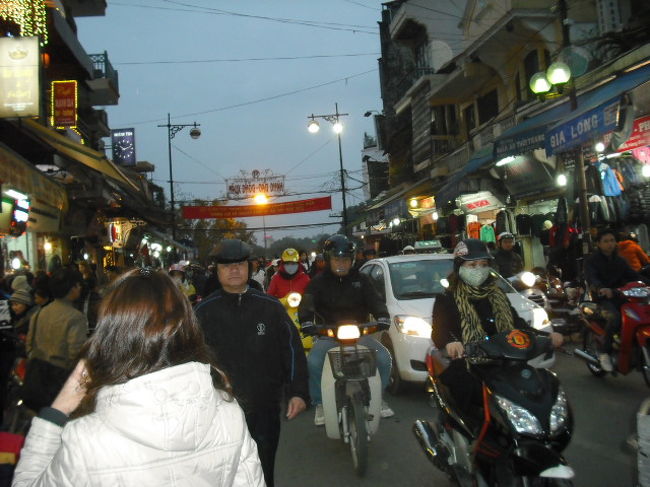 旧市内、バイクと人で騒々しい。