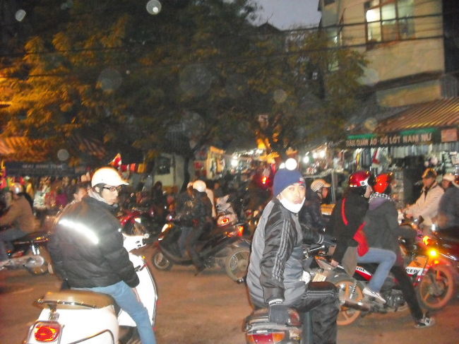 歩道にバイク止めるので歩行者は車道を歩く。危険だ。