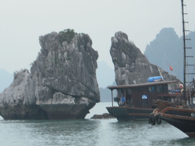 ハロン湾３時間のクルーズ、残念ながら曇りで空気が冷たい。