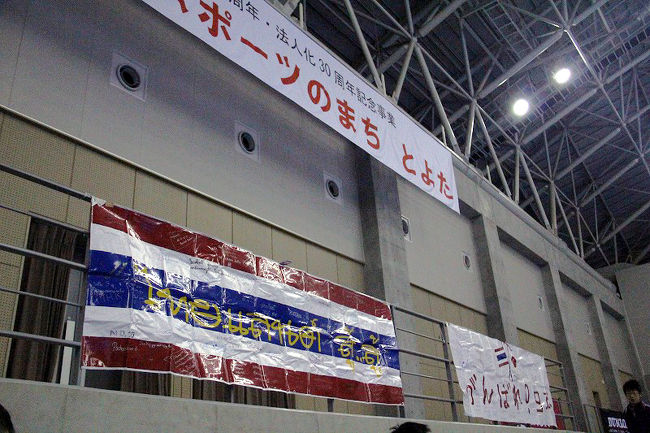 ターマリーン選手に「横断幕を出して」とお願いされていたのですが、さすがにテニスでは使えないだろうと思って今まで使いませんでした。<br />相手の外国人選手には応援が無いというのもありましたし。<br /><br />しかしクルム伊達公子選手との決勝戦とあっては、館内はほぼクルム伊達選手の応援一色です。<br />主催者に交渉すると貼っても良いとの返事をいただいたので、観客席に掲出させていただきました。<br /><br />横断幕にはもちろんターマリーン選手のサインも入っています。