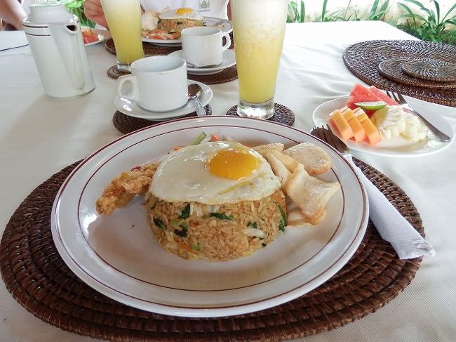 朝食はビラ内かレストランで・・・