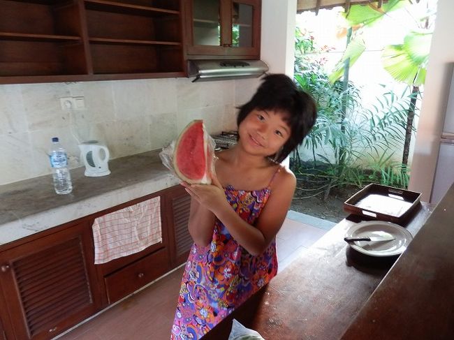 街中のスーパー「ハーディーズ」などで仕入れたものを食べるのもまたよし。<br />スイカは結構いけます。４分の１キレでも３０円くらいでしょうか