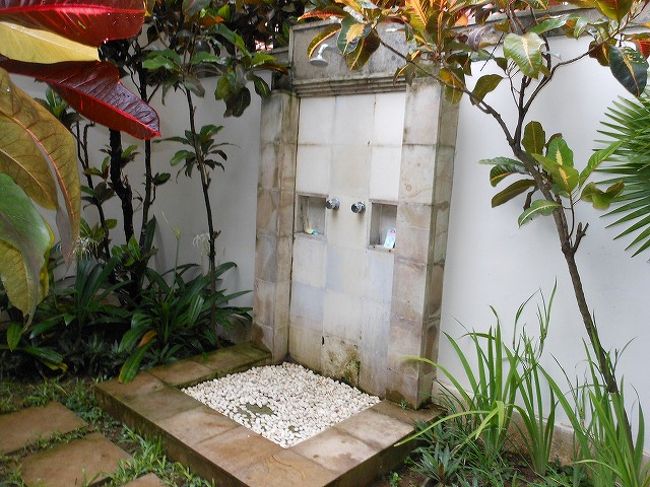 大半がシャワーでしょう。<br />お湯が出るかどうかは運しだいみたいなところがあります・・・・