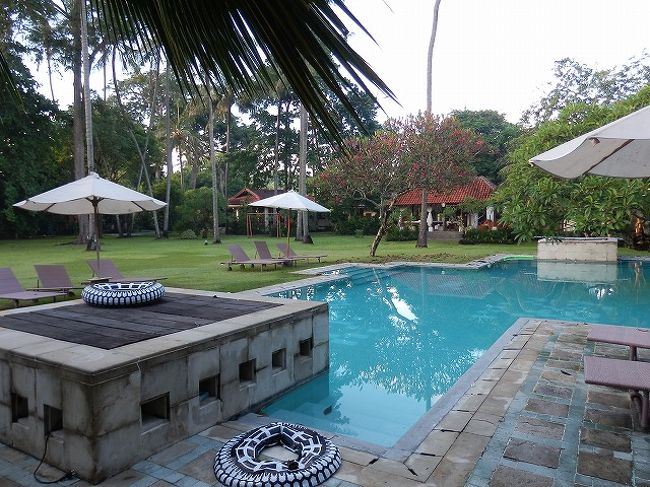 いつもプールサイドで本を読んでいる気さくなオランダ人のおばさまがいます。<br />オーナーと交渉して自分好みのビラを立てたそうな・・・<br />実際に行ってみれば１戸だけ違うビラがあります。<br />見に行ってみたらいかがでしょう？<br />おススメですよ