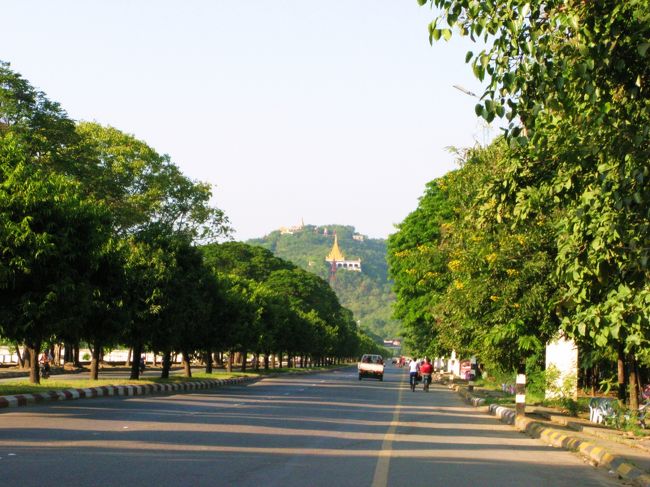 なんだかんだ言いながら、敷地が広いので２時間ほどを過ごしてしまいました。<br /><br />１６時、夕暮れの時間も近くなったので、頂上から夕焼けを眺めにマンダレーヒルを目指します。<br /><br />サイカーのおじさんは王宮を出た後、“今日の仕事はもう終わり”とばかり反対側のホテルの方向へ向かっていたのですが（マンダレーヒルは最初に入口を見てもう済んだと思っていたからか）、それにわたしが途中で気付いて“マンダレーヒルの夕焼けを見たい”と言ったら素直に引き返してくれました。