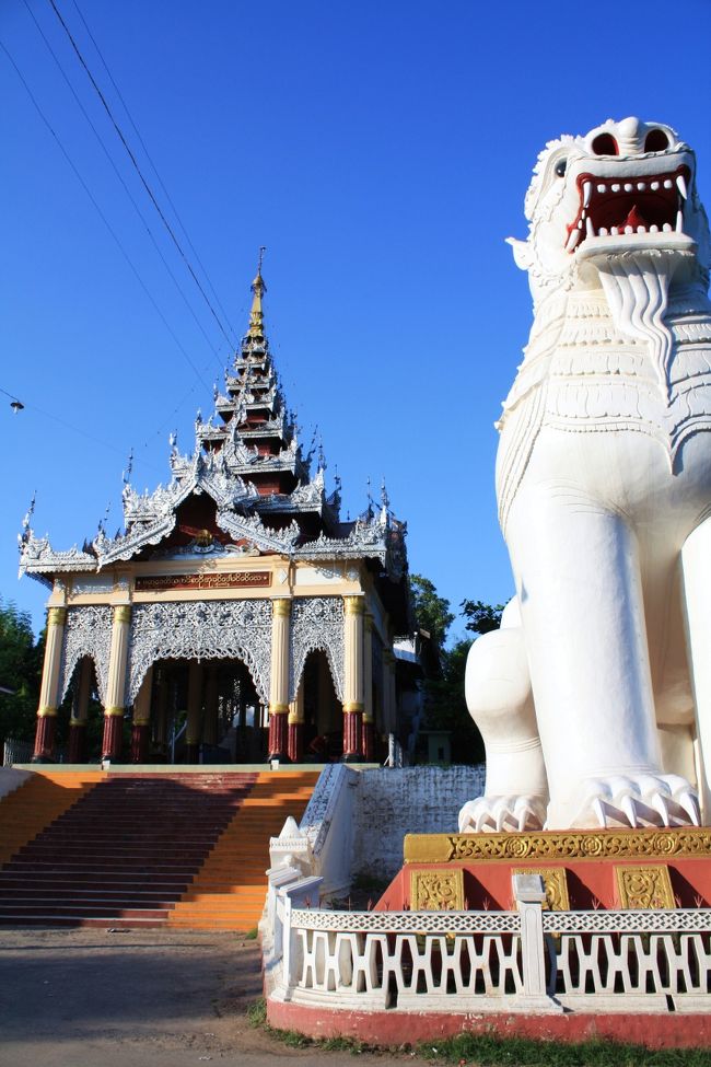 おじさんはすまんとばかりにサイカーを立ちこぎでとばしてマンダレーヒル南参道入口に到着。<br /><br />先ほども見た高さ８ｍの２頭のライオン、チンテージーナッカ（Tinte Gyi Nakha）がお出迎えです。