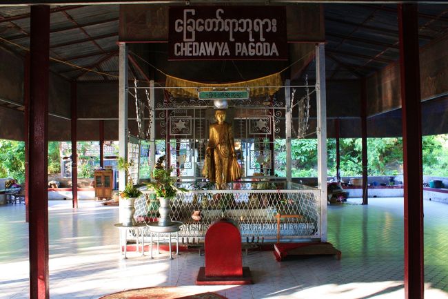 階段を登って最初の踊り場にあるのがこのチェードーヤ・パヤー（Chedawya Paya）。<br /><br />やはり金ピカの仏陀の立像が祀られています。