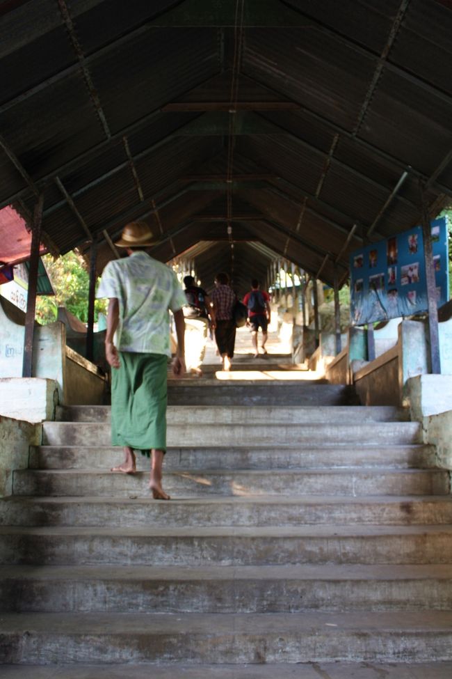 ビーチサンダルをサイカーの椅子の裏にしまい、サイカーのおじさんがガイドばりに先導、標高２３６ｍあるマンダレーヒルの参道の階段を登っていきます。<br /><br />ポッパ山のタウン・カラッと違ってサルは出没しないので、足元をそれほど気にせず登れます（笑）。<br /><br />（ミャンマー紀行（５）参照）<br />http://4travel.jp/traveler/kissydney/pict/24090623/<br /><br />それでも、小さな石ころが落ちていたり犬の粗相の跡があったりするので注意。