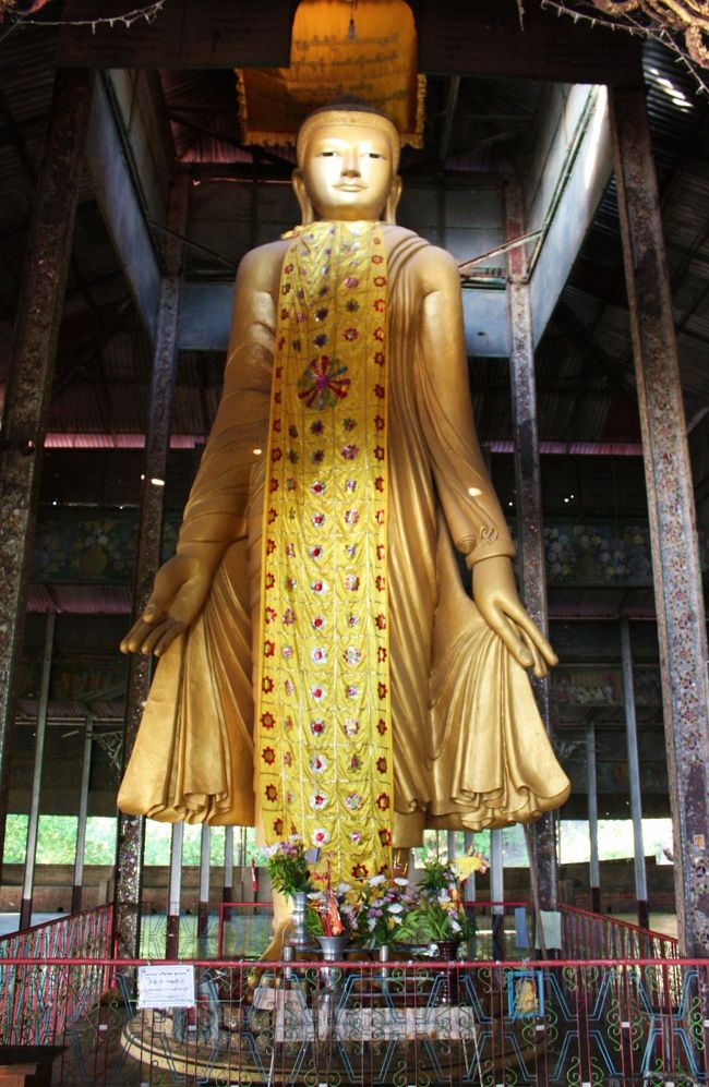 近づいてみると端整な顔立ちですらりとした見事な仏陀の立像。<br /><br />遠くからは、仏像を取り囲む飾りが髪の毛のように見えただけでした。<br /><br />“街が栄えるように”との願いがこめられた仏像だそうです。