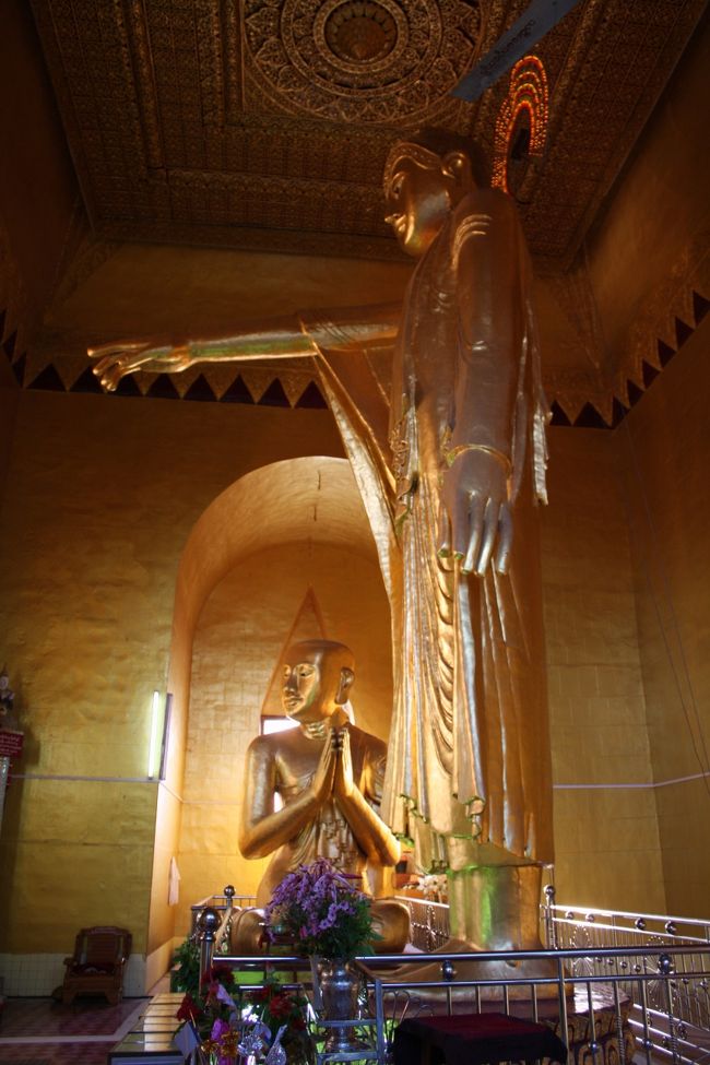 真横から見た仏陀とアーナンダの像。<br /><br />下から見上げると、仏陀の指は天を指し示しているように見えましたが、こうして横から見ると、確かにやや下がって丘の下を指しているのが分かります。<br /><br />仏像に力があるからはるか高く、天を指しているような錯覚に陥ったのでしょうね。