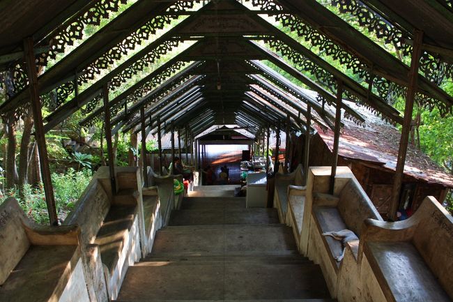 階段はこんな感じでけっこう急ですが、屋根が付いており日陰になっているため、それほど暑く感じることもなく登っていくことができます。<br /><br />休憩用の椅子も両側にもうけられており、サービス満点です。<br /><br />（この夕方の時間帯は椅子に腰かけて休んでいる人はほとんどいませんでしたが。）