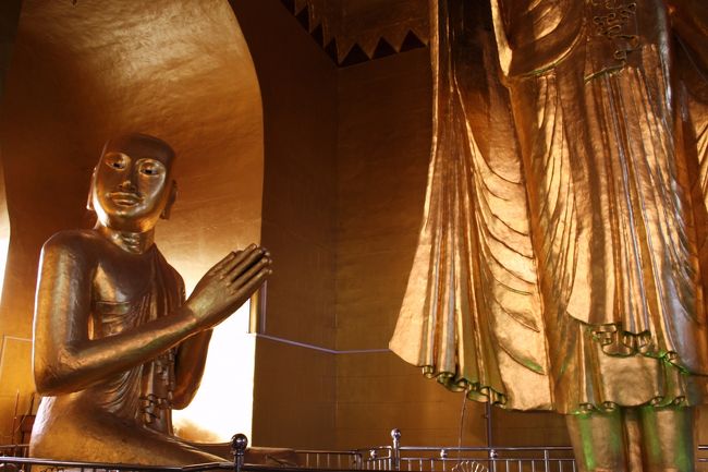 “予言を与え給う仏陀”の傍らには、同じく金箔に覆われた、仏陀を拝み彼が指し示す方向を見やる僧形の人物の座像もありました。<br /><br />仏陀の最後の旅に付き従った十大弟子のひとり、アーナンダの像と言われています。