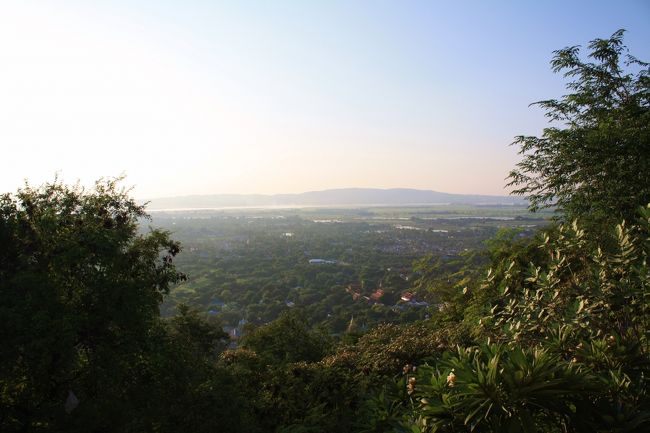 階段の途中でエーヤワディー川の流れる西側を眺めてみると・・・緑に包まれた街並みが姿を現しました。<br /><br />だいぶ高くまで登ってきましたが、まだ空は青く、夕焼けの時間まではもう少しあるようです。