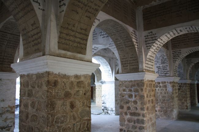 四方には寄付者の名前が刻まれたアーチがぎっしり。<br /><br />ここだけ見ていると、ミャンマーにいることを忘れてしまいそうな異空間です。