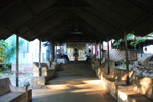 登り始めてから３０分が経過した１６時４０分、ついに頂上らしきところまでやってきました。<br /><br />もう上へ登る階段はないはず・・・。<br /><br />参道にはすでに西日が差し込んできています。