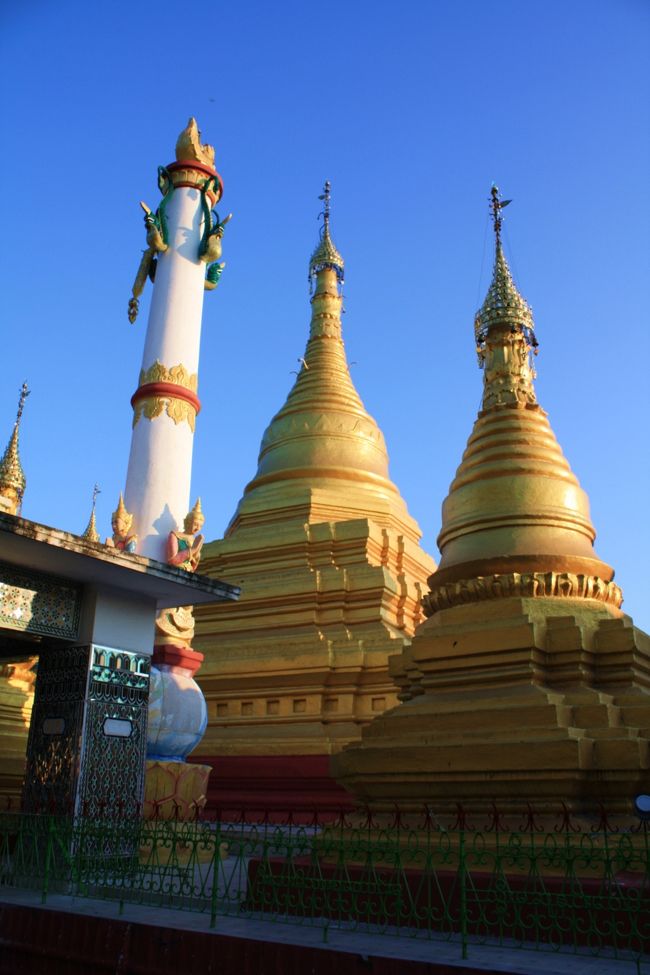 頂上に出て周りを少し歩いてみると・・・ポッパ山のタウンカラッと同じように金ピカの仏塔がたくさん。<br /><br />さすがにこういった系にはもう飽きてきて、感動もありません・・・。