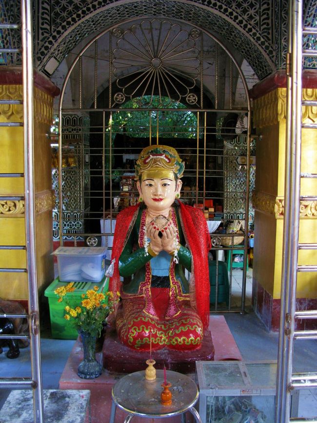 仏像以外にも、ポッパ山のタウン・カラッでも見たようなマネキンぽい像があちこちにありました。<br /><br />この写真はサンダームキ（San Dha Mukhi）という女鬼の像。<br /><br />上記ビャーデイペー・パヤーの“予言を与え給う仏陀”が説いた相手で、分かりづらいですが、両手でもっているのは仏陀に差し出した自らの乳房だそうです。