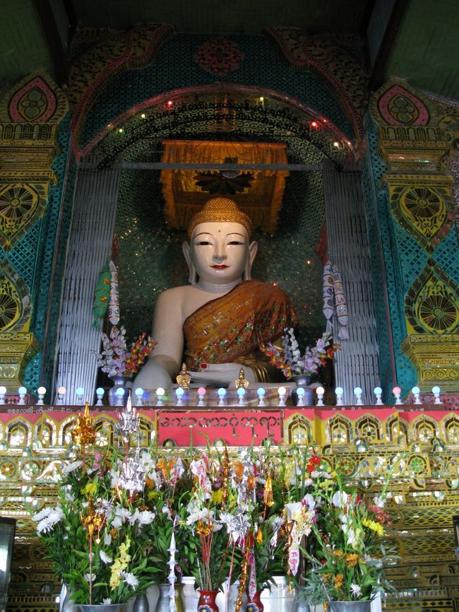 頂上の建物内には当然ながら仏像もたくさんあります。<br /><br />一例をご紹介すると、こんなふうに金ピカの袈裟をまとい、周囲は電飾などで派手派手に装飾されています。