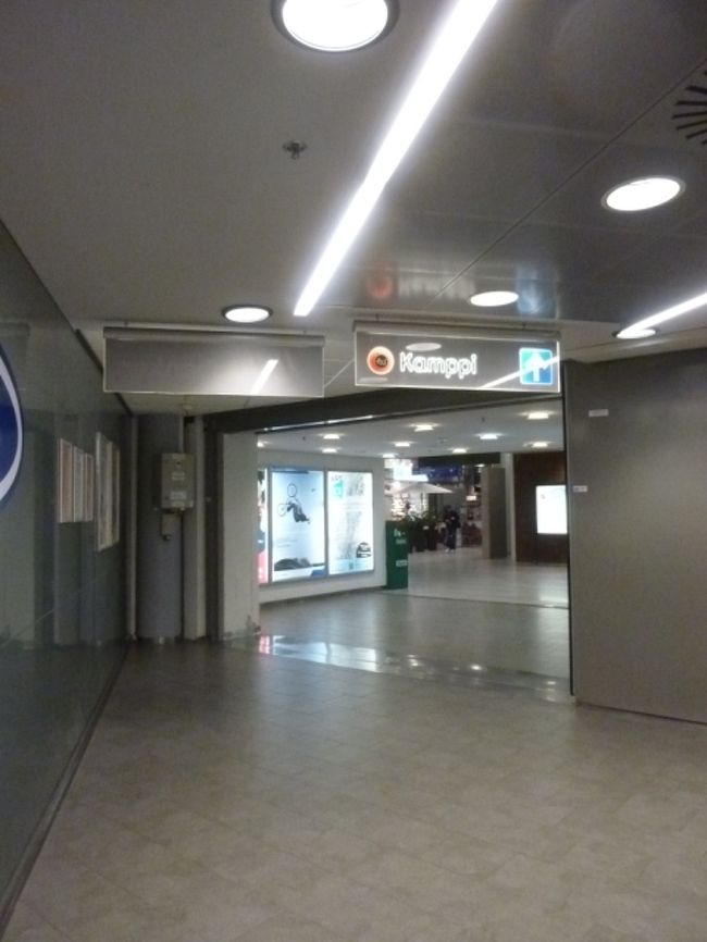 こちらの通路を通って、ショッピングセンターへ！