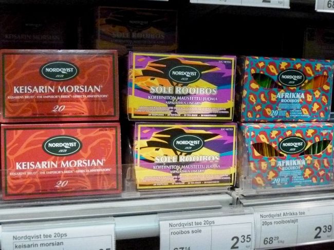 １番左の赤いパッケージの紅茶がお気に入りで、おみやげに買いました。<br />ここの紅茶の前に、観光客と思われるロシア人らしきおばさん２人がずっといて、わたしがこの紅茶をカゴに入れたら、『それ、おいしいの？』（←完全なる想像ですが・・・）らしきことをロシア語で聞いてきたので、『わたしは、これが好き』と英語で答えると、おばさん達も買っていました＾＾；