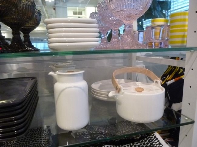 このティーポットを持っているので、仲間らしきお隣のモノが気になったけど、使いこなせないかな〜と思い断念。