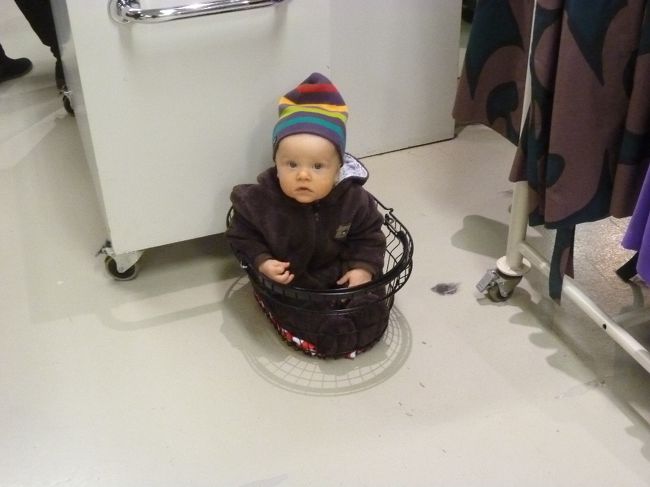 ママは、必死に物色中。カゴの中で、いい子に待ってました〜＾＾