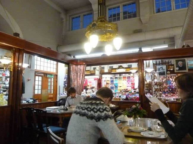 ハカニエミのマーケットホール内で、お茶をしながらおしゃべり。