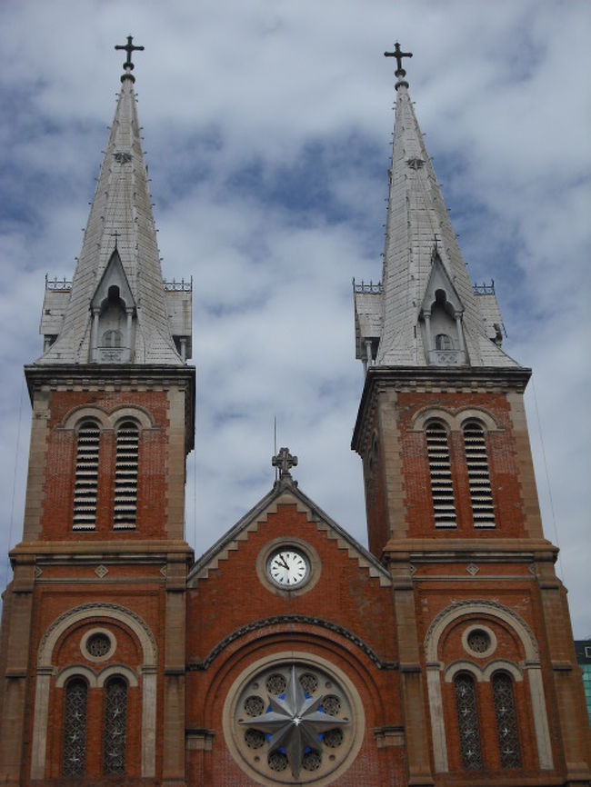 サイゴン大教会、日曜日しか内部に入れない。