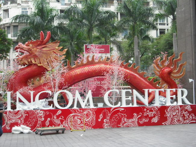 旧正月、デパートの竜の飾り