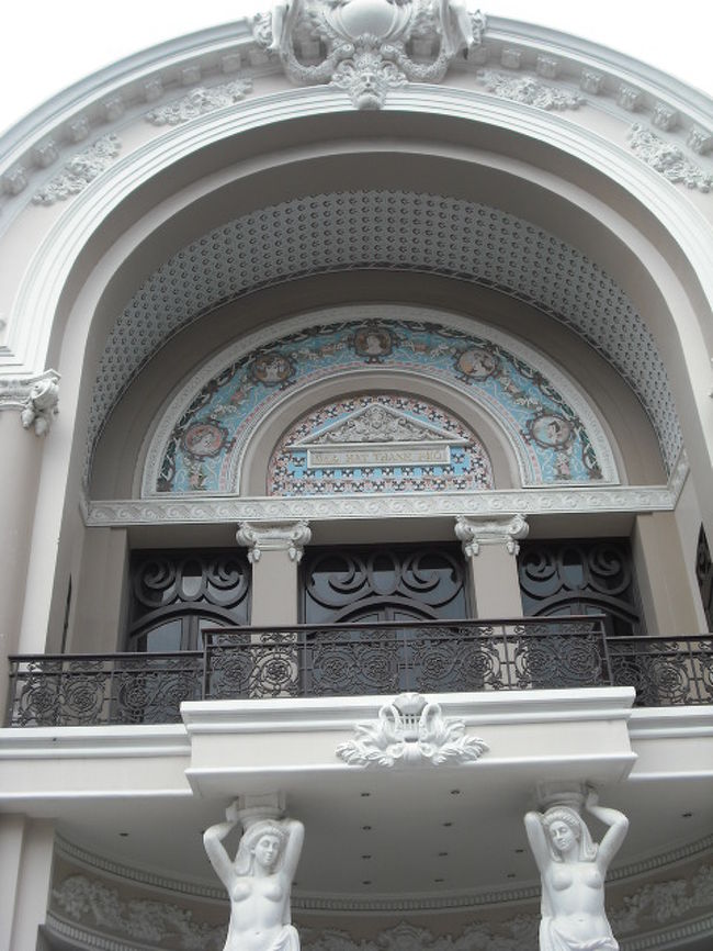 オペラ劇場の入り口、練習中と云う事で内部覗けなかった。