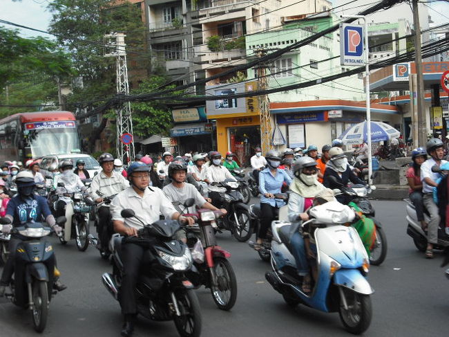 朝の出勤風景、埃でマスクをしてる人が多い