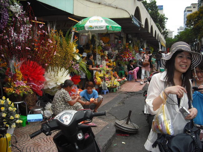オールドマーケットの入り口、中は小さな路地に店がいっぱい。食堂もあって<br /><br />現地人利用してる。すごい人ごみだ。活気がある。ドルが通用する。