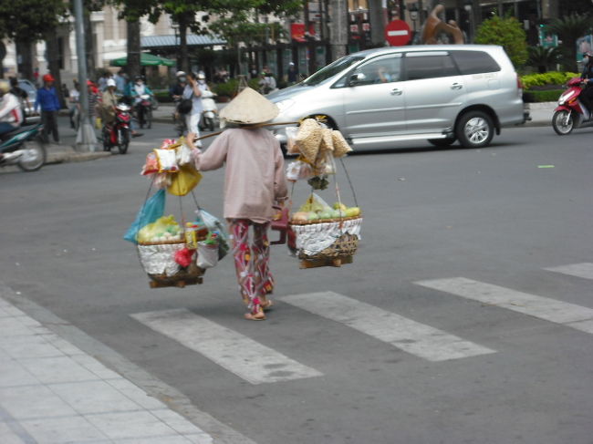 物売りが街をながしてる、結構お客がいる。